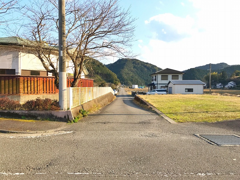 横の道に入る